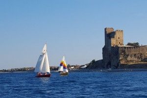 castello federiciano con barche a vela