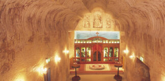 South Australia, a Coober Pedy per vivere una suggestiva vacanza al Desert Cave Hotel tra le pieghe della terra
