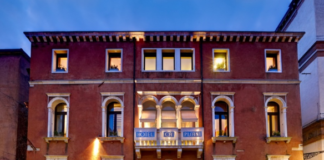 Venezia, da scoprire originale e suggestiva vogando in gondola e soggiornando al Ca’ Pisani Design Hotel