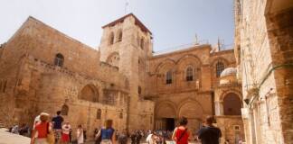 Gerusalemme, nella Basilica del Santo Sepolcro restaurata parte del pavimento di accesso all’Edicola